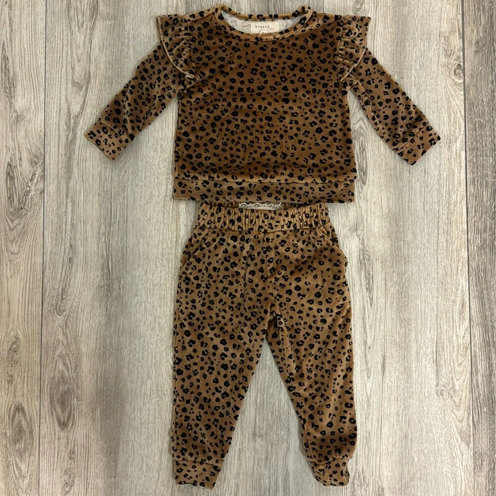 Btween Baby cheetah 12 month soft outfit